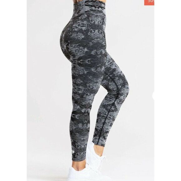 Women's Best Camo Seamless Leggings in Grey & Black Size M - Picture 1 of 4